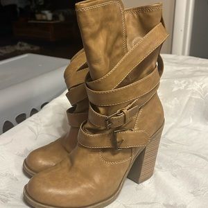 Super cute Arizona brand boots with buckle straps around the ankles. Size 10.